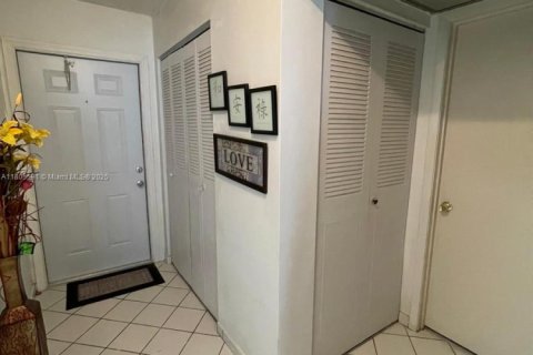 Condo in Plantation, Florida, 2 bedrooms  № 1864624 - photo 14