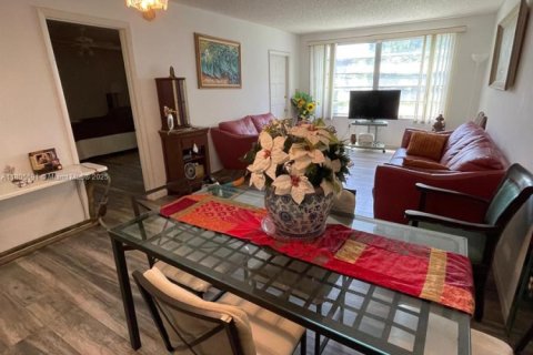 Condo in Plantation, Florida, 2 bedrooms  № 1864624 - photo 2
