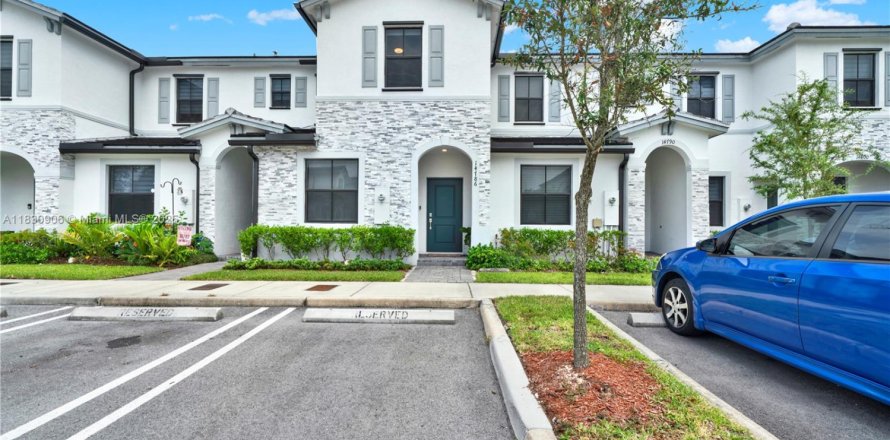 Townhouse in Miami, Florida 3 bedrooms, 141.21 sq.m. № 1806474
