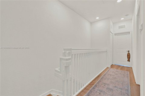 Townhouse in Miami, Florida 3 bedrooms, 141.21 sq.m. № 1806474 - photo 26