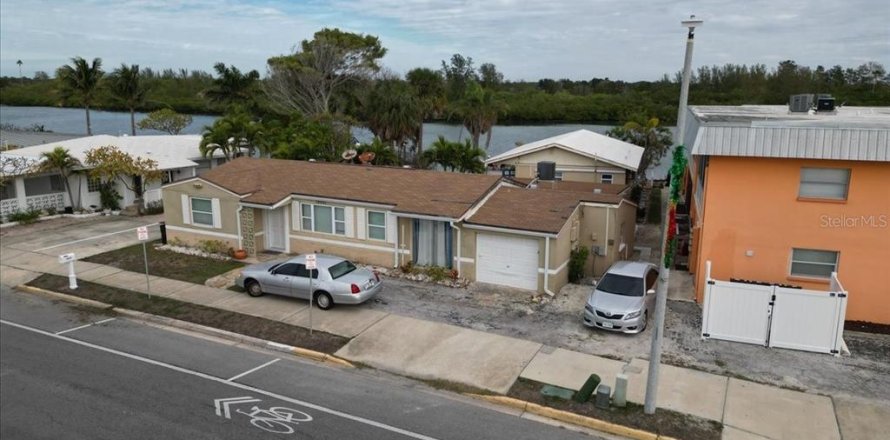 Immobilier commercial à Redington Shores, Floride 8 chambres, 223.52 m2 № 1902884