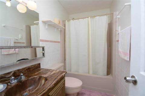 Townhouse in Miami, Florida 3 bedrooms, 140.28 sq.m. № 1828762 - photo 27
