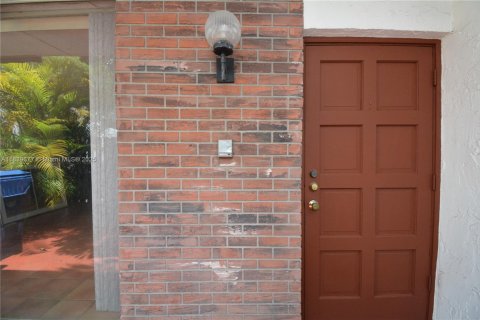 Townhouse in Miami, Florida 3 bedrooms, 140.28 sq.m. № 1828762 - photo 14