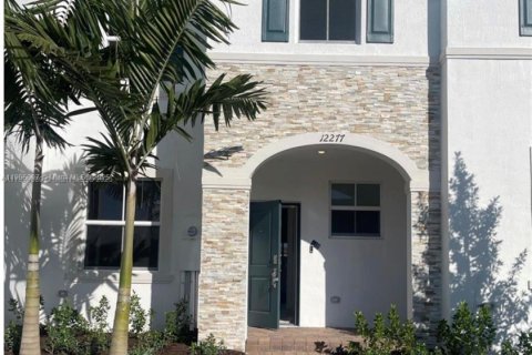 Townhouse in Miami, Florida 3 bedrooms, 137.77 sq.m. № 2012442