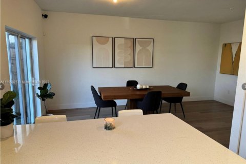 Townhouse in Miami, Florida 3 bedrooms, 137.77 sq.m. № 2012442 - photo 3