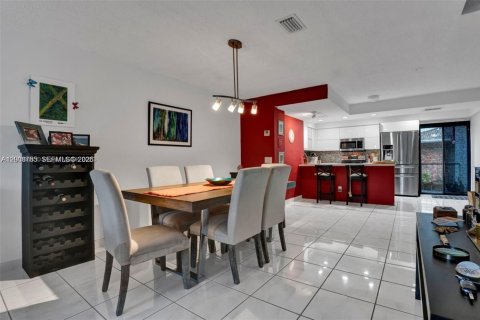Condo in Hialeah, Florida, 3 bedrooms  № 2074207 - photo 11