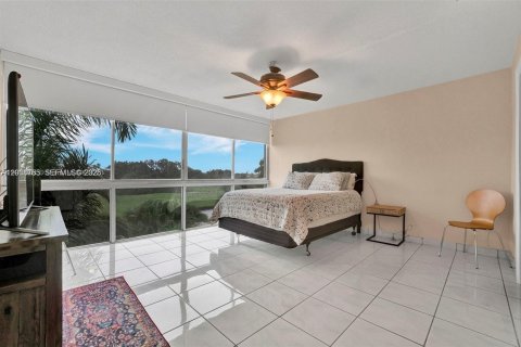 Condo in Hialeah, Florida, 3 bedrooms  № 2074207 - photo 16