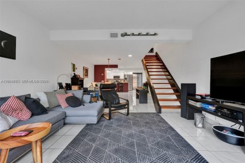 Condo in Hialeah, Florida, 3 bedrooms  № 2074207 - photo 9