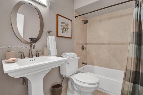 Condo in Hialeah, Florida, 3 bedrooms  № 2074207 - photo 20