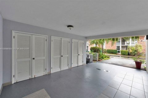 Condo in Hialeah, Florida, 3 bedrooms  № 2074207 - photo 22