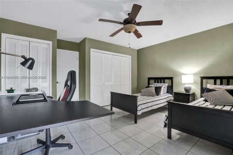Condo in Hialeah, Florida, 3 bedrooms  № 2074207 - photo 17