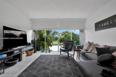 Condo in Hialeah, Florida, 3 bedrooms  № 2074207 - photo 10
