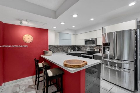 Condo in Hialeah, Florida, 3 bedrooms  № 2074207 - photo 2