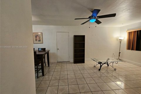 Villa ou maison à vendre à Miami, Floride: 3 chambres, 100.15 m2 № 2004771 - photo 11