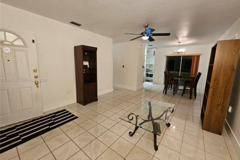 Villa ou maison à vendre à Miami, Floride: 3 chambres, 100.15 m2 № 2004771 - photo 3