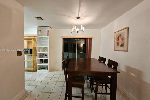 Villa ou maison à vendre à Miami, Floride: 3 chambres, 100.15 m2 № 2004771 - photo 12