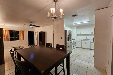 Villa ou maison à vendre à Miami, Floride: 3 chambres, 100.15 m2 № 2004771 - photo 13