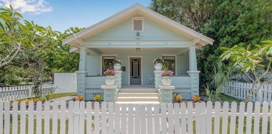 House in Saint Petersburg, Florida 2 bedrooms, 106.19 sq.m. № 1805270