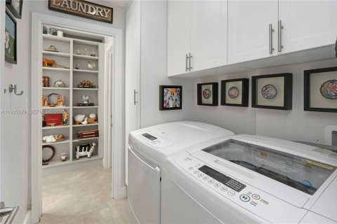 Casa en venta en Miami, Florida, 3 dormitorios, 170.38 m2 № 1983515 - foto 27