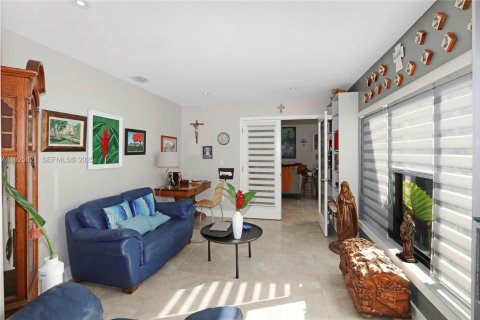 Casa en venta en Miami, Florida, 3 dormitorios, 170.38 m2 № 1983515 - foto 16