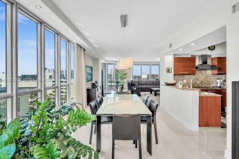 Condominio en alquiler en Hollywood, Florida, 3 dormitorios, 257.99 m2 № 2079255 - foto 15