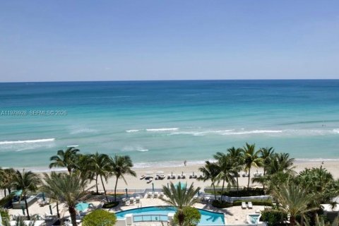 Condominio en alquiler en Hollywood, Florida, 3 dormitorios, 257.99 m2 № 2079255 - foto 2