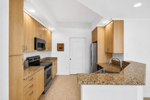 Condo in West Palm Beach, Florida, 2 bedrooms № 2243526 - photo 7