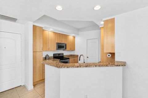Condo in West Palm Beach, Florida, 2 bedrooms № 2243526 - photo 5