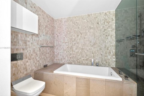 Condo in Miami, Florida, 2 bedrooms  № 2026228 - photo 19