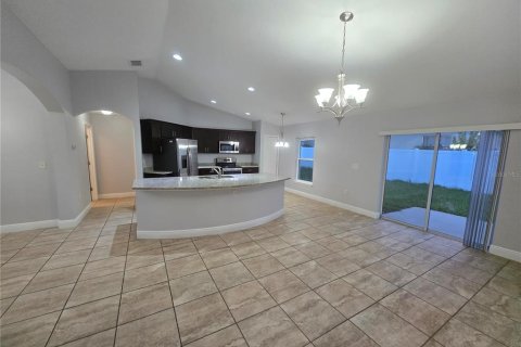 House in Poinciana, Florida 4 bedrooms, 155.05 sq.m. № 2285114 - photo 3