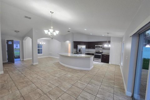 House in Poinciana, Florida 4 bedrooms, 155.05 sq.m. № 2285114 - photo 2
