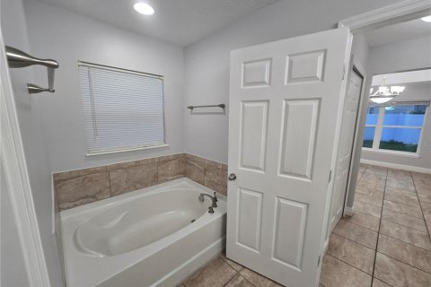 House in Poinciana, Florida 4 bedrooms, 155.05 sq.m. № 2285114 - photo 6