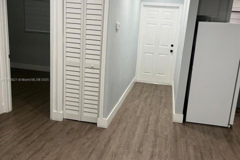 Condo in Opa-locka, Florida, 2 bedrooms  № 1881794 - photo 1