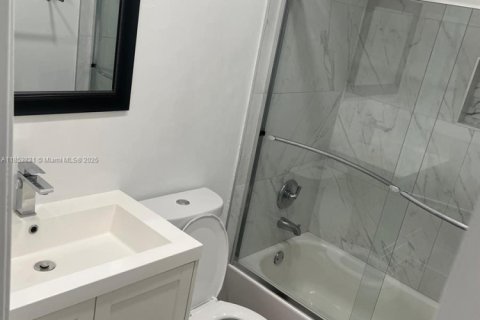Condo in Opa-locka, Florida, 2 bedrooms  № 1881794 - photo 8
