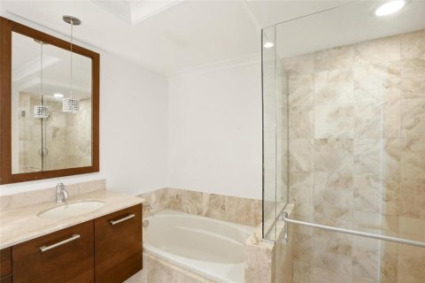 Condo in Sarasota, Florida, 2 bedrooms № 2258637 - photo 23