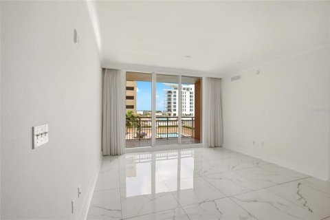 Condo in Sarasota, Florida, 2 bedrooms № 2258637 - photo 2