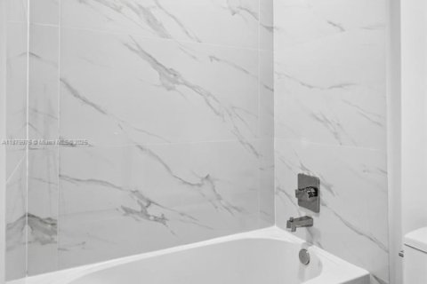Condo in Miami, Florida, 3 bedrooms  № 1922182 - photo 25