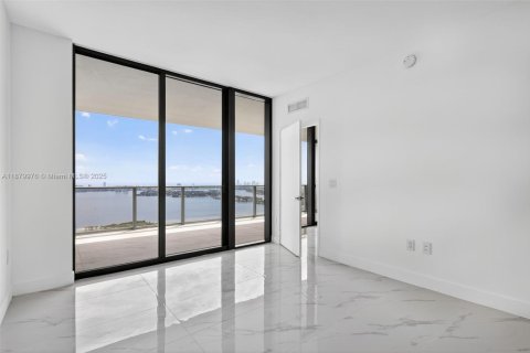 Condo in Miami, Florida, 3 bedrooms  № 1922182 - photo 12