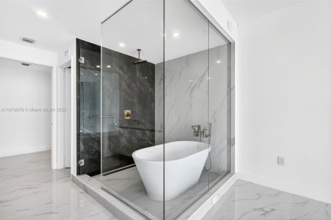 Condo in Miami, Florida, 3 bedrooms  № 1922182 - photo 16