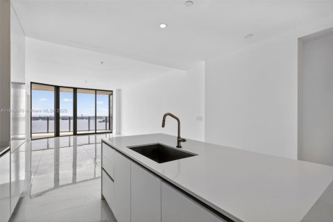 Condo in Miami, Florida, 3 bedrooms  № 1922182 - photo 11