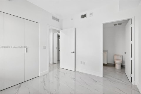Condo in Miami, Florida, 3 bedrooms  № 1922182 - photo 27