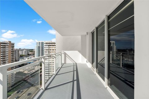 Condominio en alquiler en Hallandale Beach, Florida, 3 dormitorios, 172.43 m2 № 2088212 - foto 3