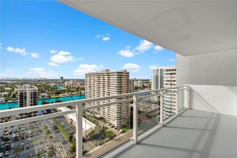Condominio en alquiler en Hallandale Beach, Florida, 3 dormitorios, 172.43 m2 № 2088212 - foto 2