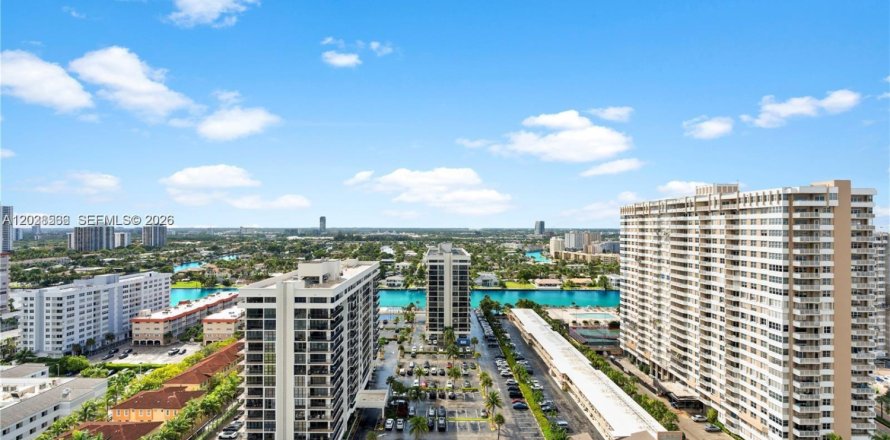 Condominio en Hallandale Beach, Florida, 3 dormitorios № 2088212