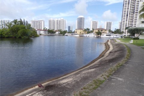 Condominio en venta en Aventura, Florida, 2 dormitorios, 100.61 m2 № 1763869 - foto 2