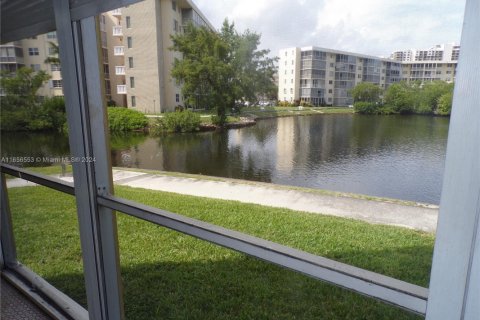 Condominio en venta en Aventura, Florida, 2 dormitorios, 100.61 m2 № 1763869 - foto 9