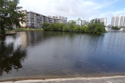 Condominio en venta en Aventura, Florida, 2 dormitorios, 100.61 m2 № 1763869 - foto 8