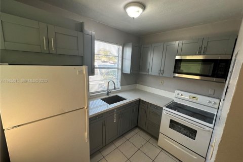 House in West Park, Florida 1 bedroom, 55.74 sq.m. № 2027218 - photo 2