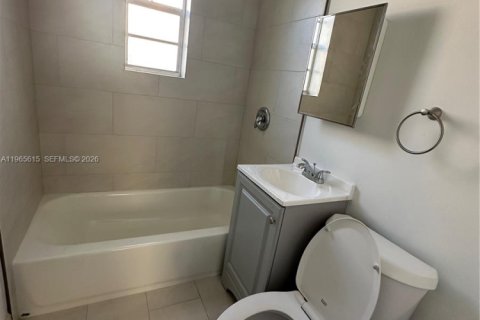 House in West Park, Florida 1 bedroom, 55.74 sq.m. № 2027218 - photo 7