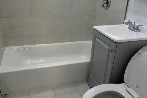 House in West Park, Florida 1 bedroom, 55.74 sq.m. № 2027218 - photo 8